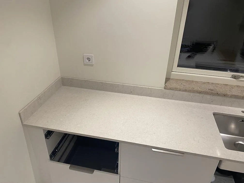 Køkkenbordplade i Silestone Snowy Ibiza, Strandbaden – billede 2