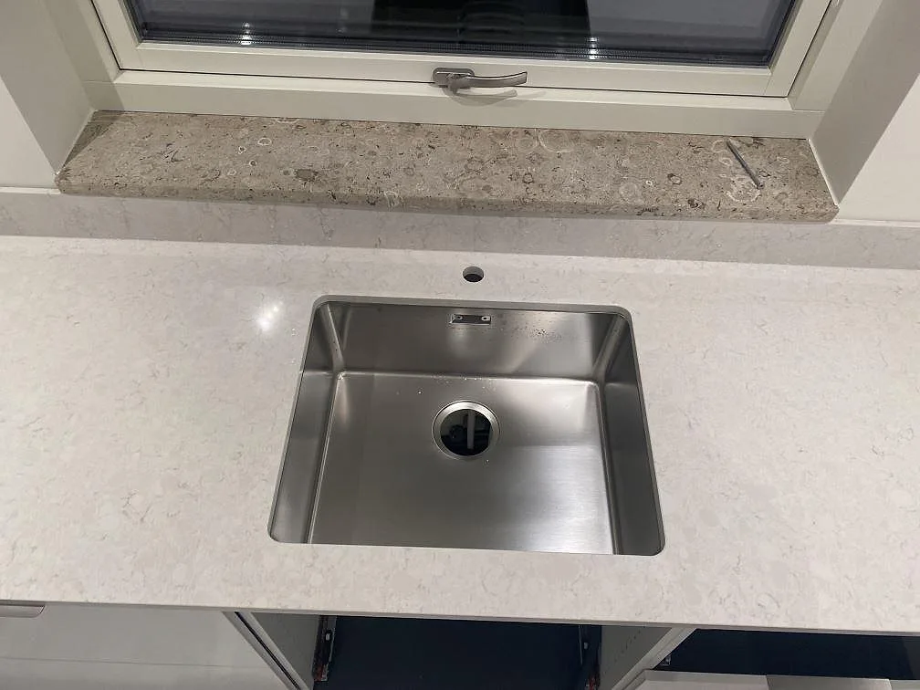 Køkkenbordplade i Silestone Snowy Ibiza, Strandbaden – billede 3