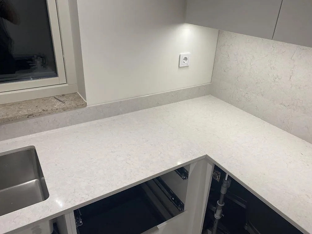 Køkkenbordplade i Silestone Snowy Ibiza, Strandbaden – billede 4