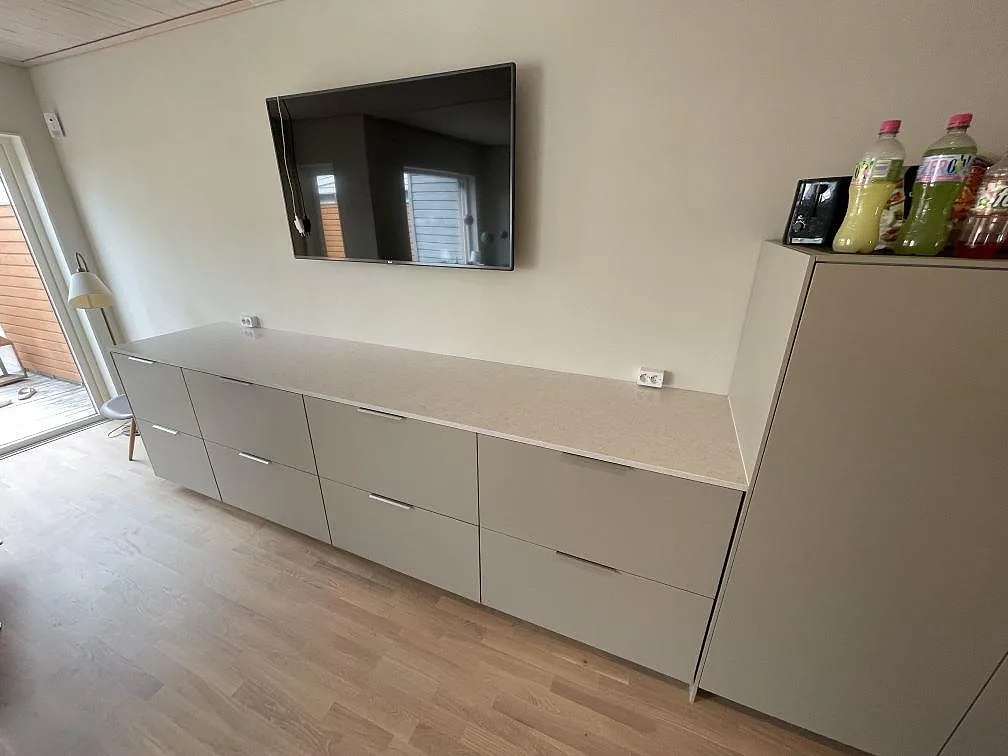Bordplade i Silestone Snowy Ibiza til mediemøbel, Sundbyberg – billede 2