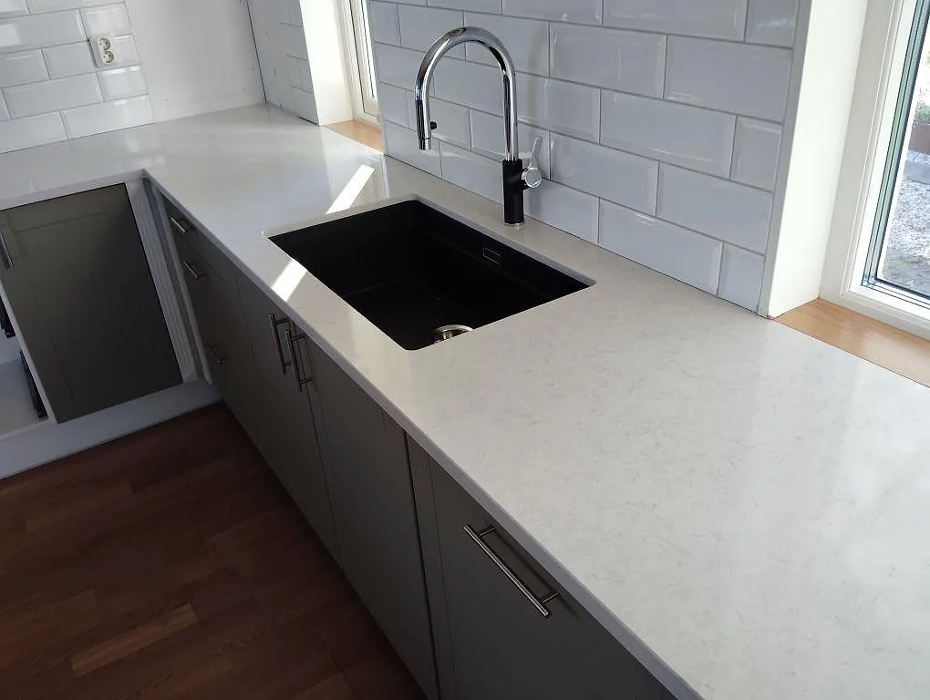 Køkkenbordplade i Silestone Snowy Ibiza, Svartsjö – billede 2