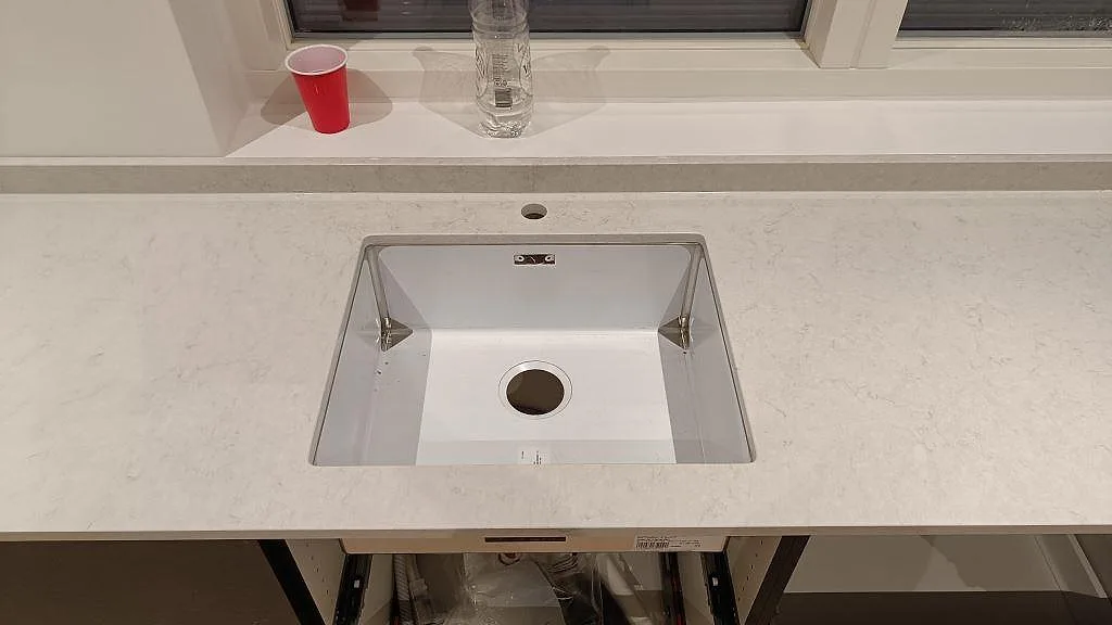 Køkkenbordplade i Silestone Snowy Ibiza, Svedala – billede 4