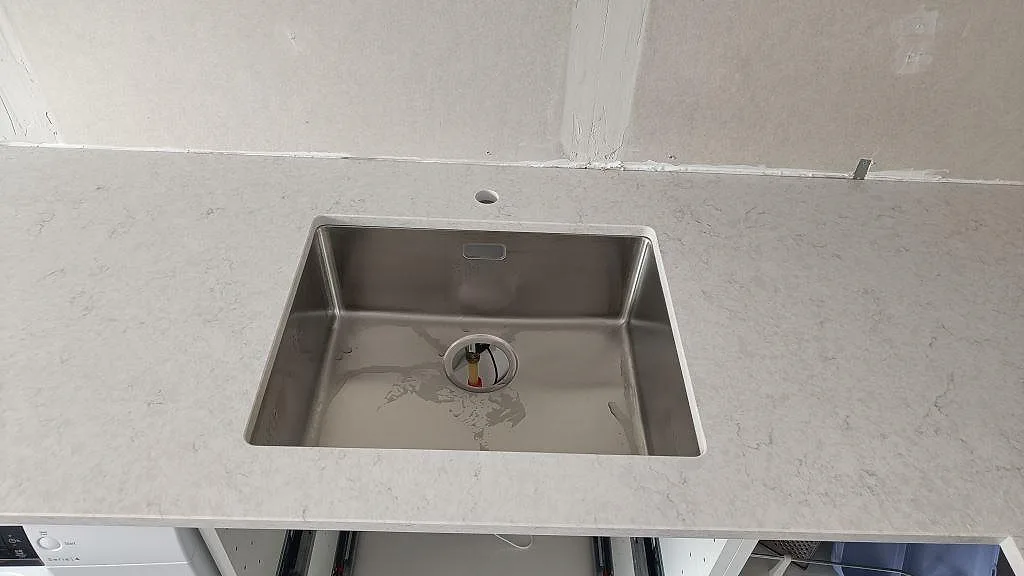 Køkkenbordplade i Silestone Snowy Ibiza, Svedala – billede 4
