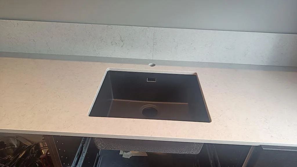 Køkkenbordplade i Silestone Snowy Ibiza, Svedala – billede 2