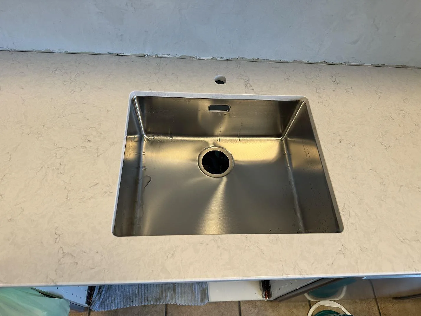 Køkkenbordplade i Silestone Snowy Ibiza, Svedala – billede 3