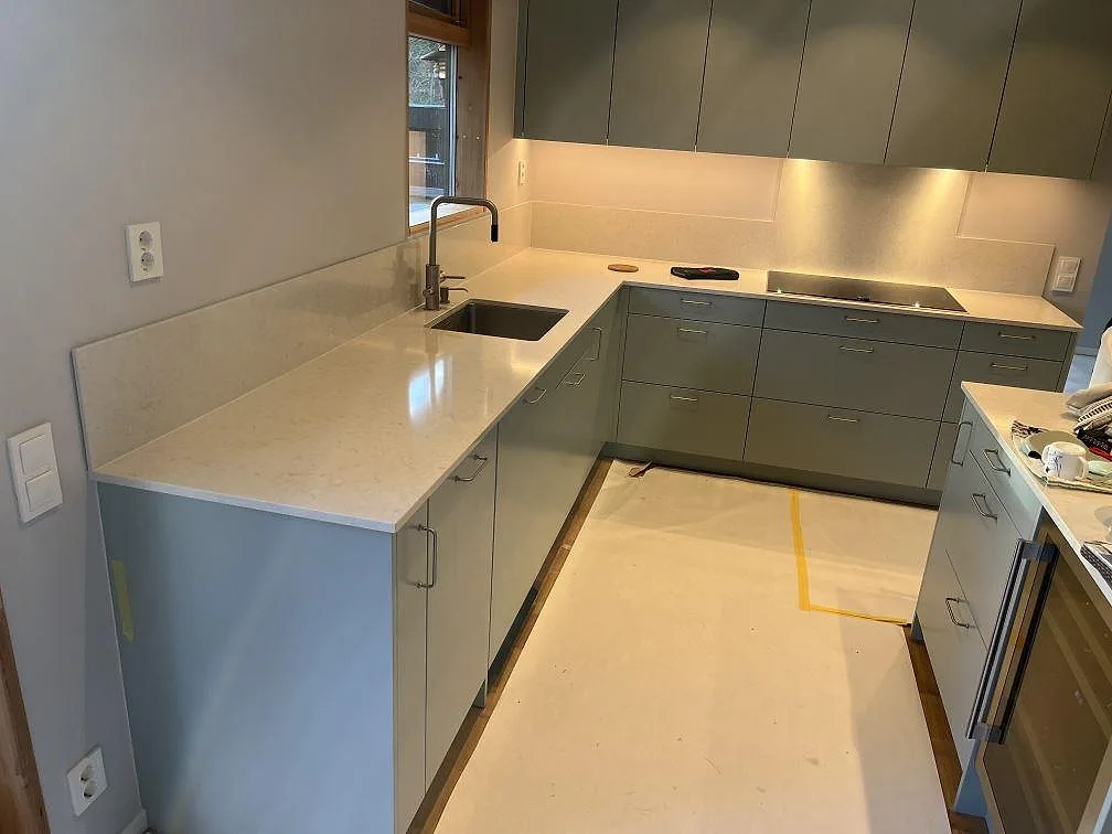Køkkenbordplade i Silestone Snowy Ibiza, Täby