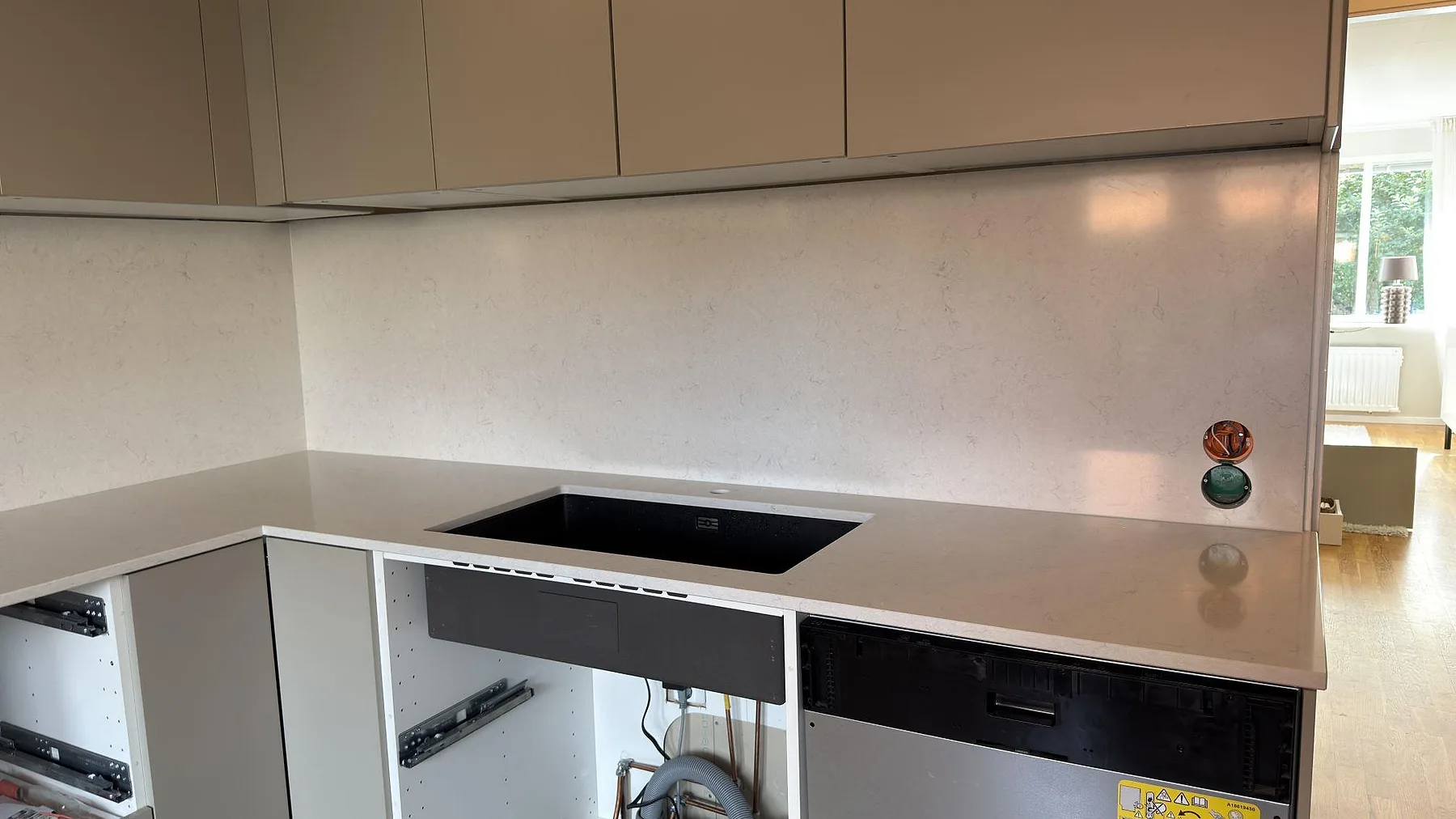 Køkkenbordplade i Silestone Snowy Ibiza, Täby – billede 2