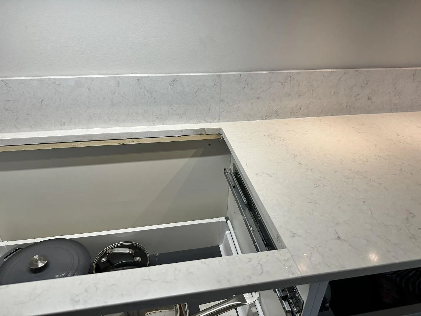 Køkkenbordplade i Silestone Snowy Ibiza, Torslanda – billede 8