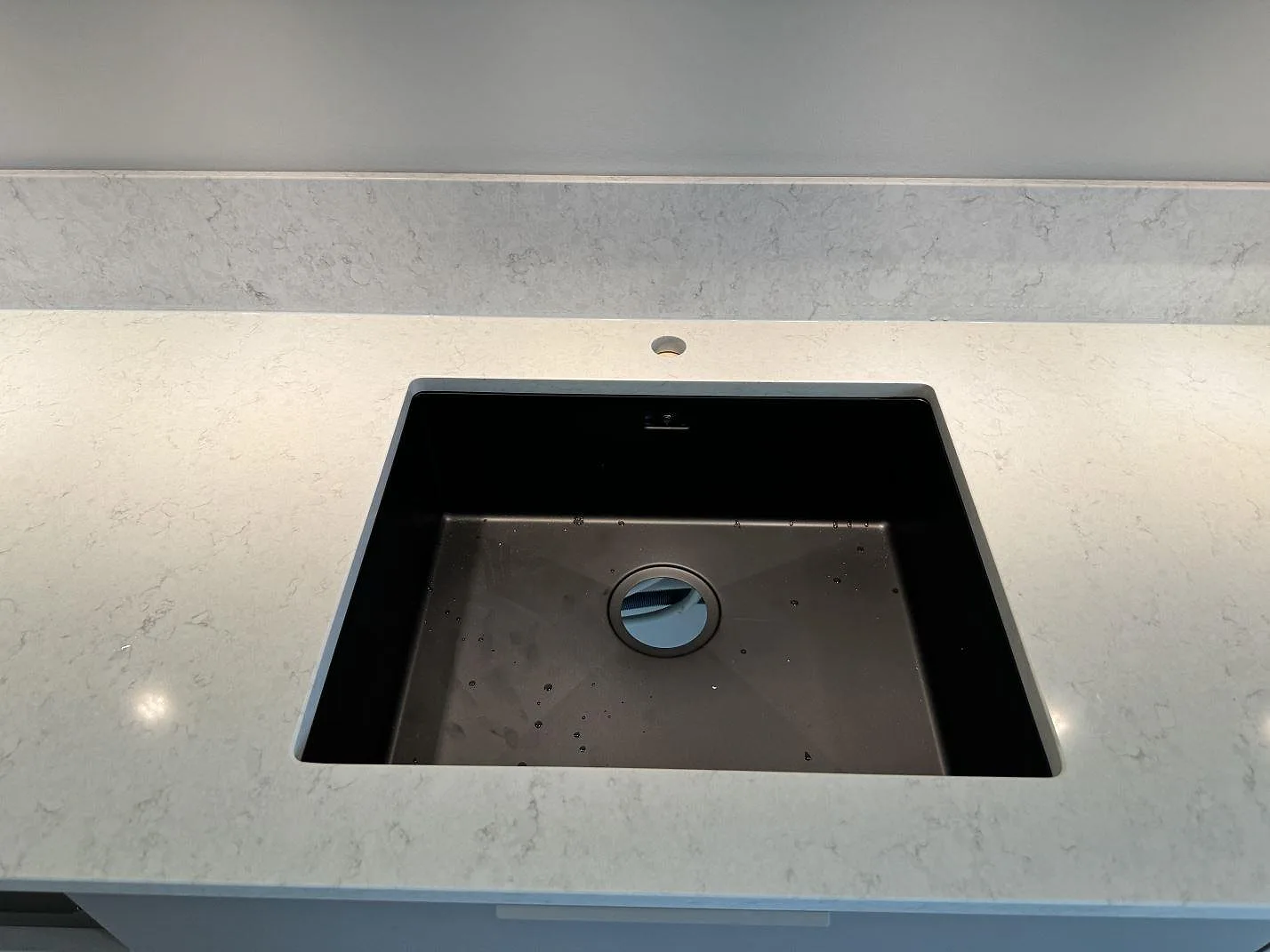 Køkkenbordplade i Silestone Snowy Ibiza, Torslanda – billede 3