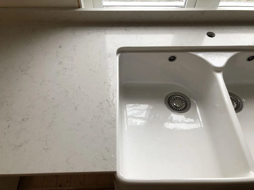 Køkkenbordplade i Silestone Snowy Ibiza, Träslövsläge – billede 3
