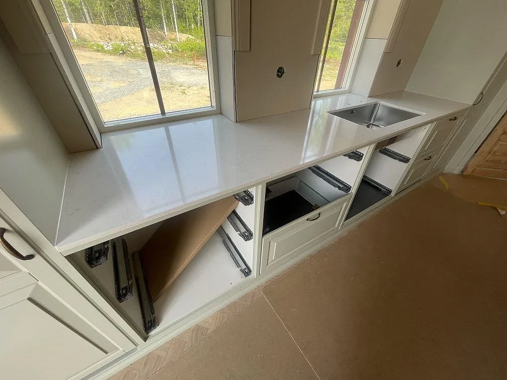 Køkkenbordplade i Silestone Snowy Ibiza, Trosa – billede 3