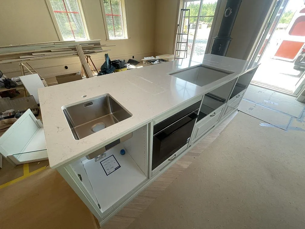 Køkkenbordplade i Silestone Snowy Ibiza, Trosa – billede 2