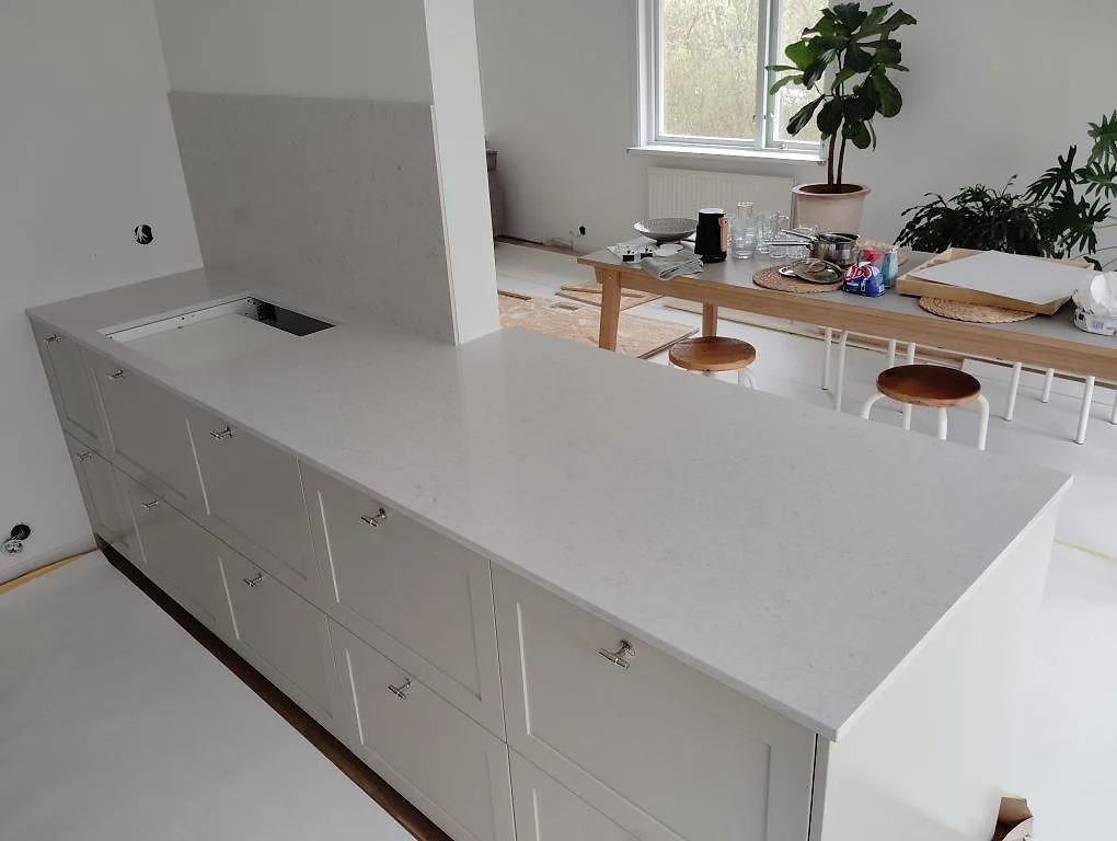 Gennemført projekt: Køkkenbordplade i Silestone Snowy Ibiza, Tyresö.