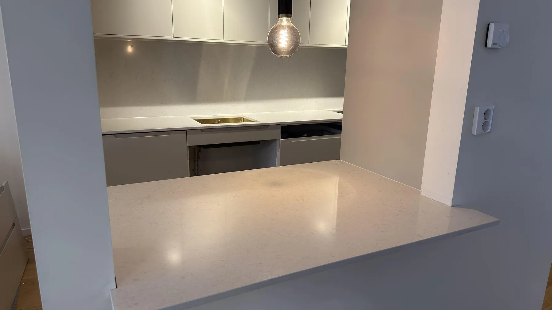 Køkkenbordplade i Silestone Snowy Ibiza, Upplands Väsby – billede 2