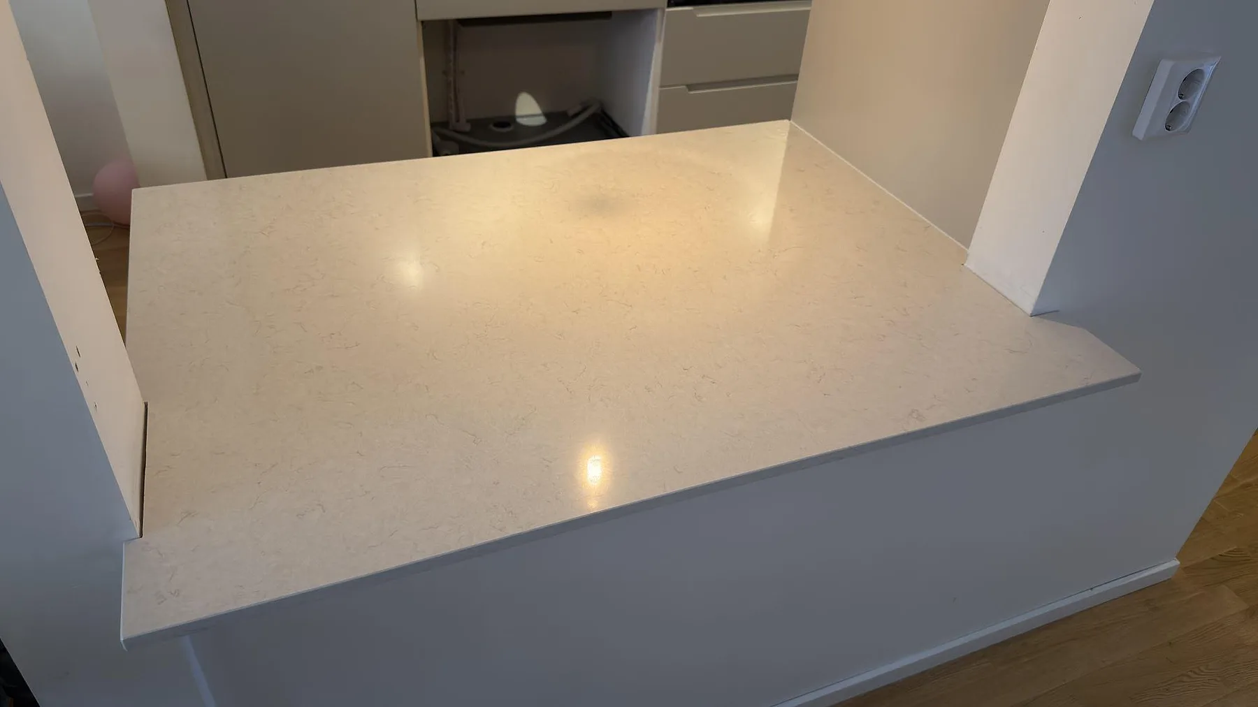 Køkkenbordplade i Silestone Snowy Ibiza, Upplands Väsby – billede 4