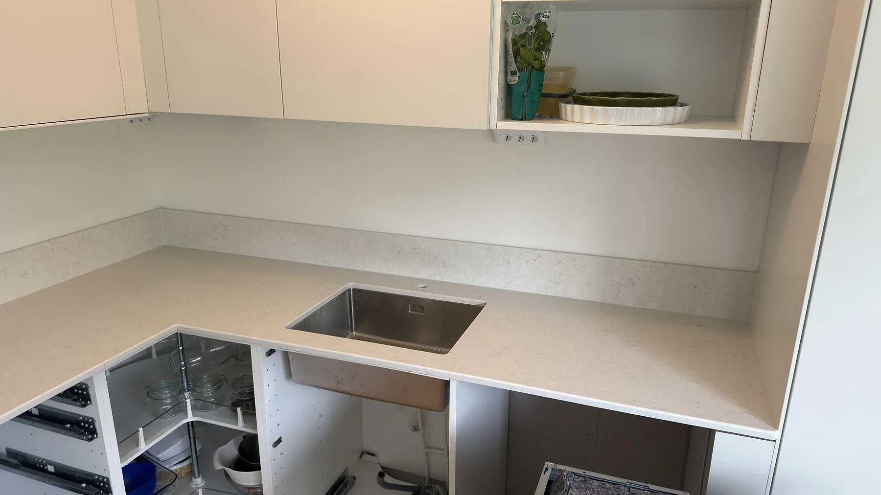 Køkkenbordplade i Silestone Snowy Ibiza, Västerås – billede 3