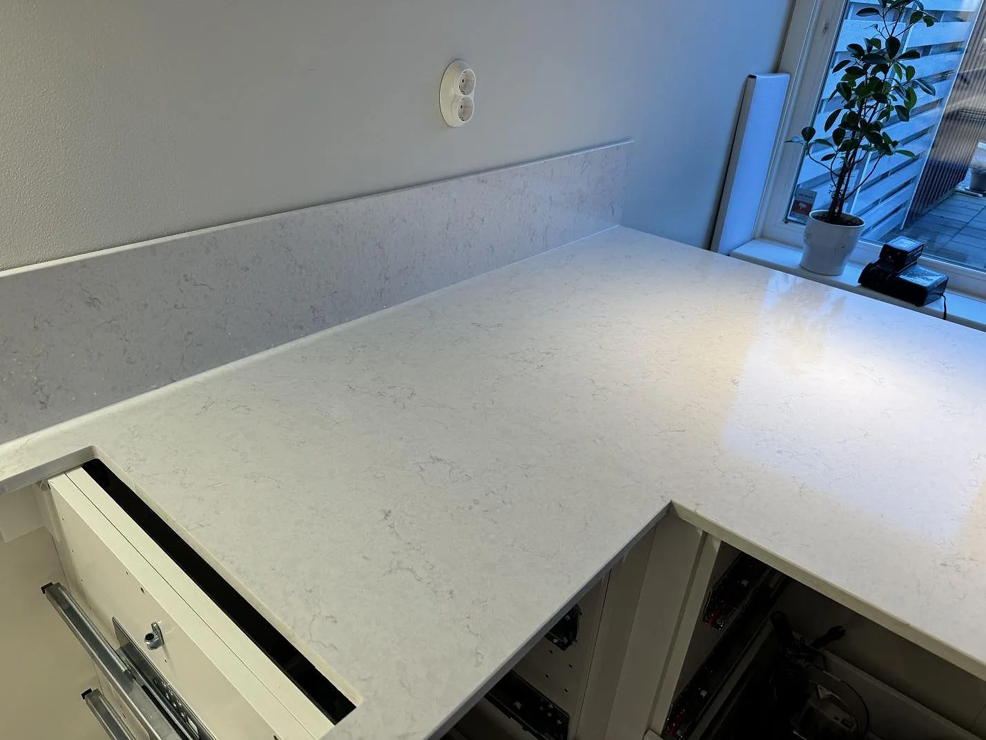Køkkenbordplade i Silestone Snowy Ibiza, Västra Frölunda – billede 4