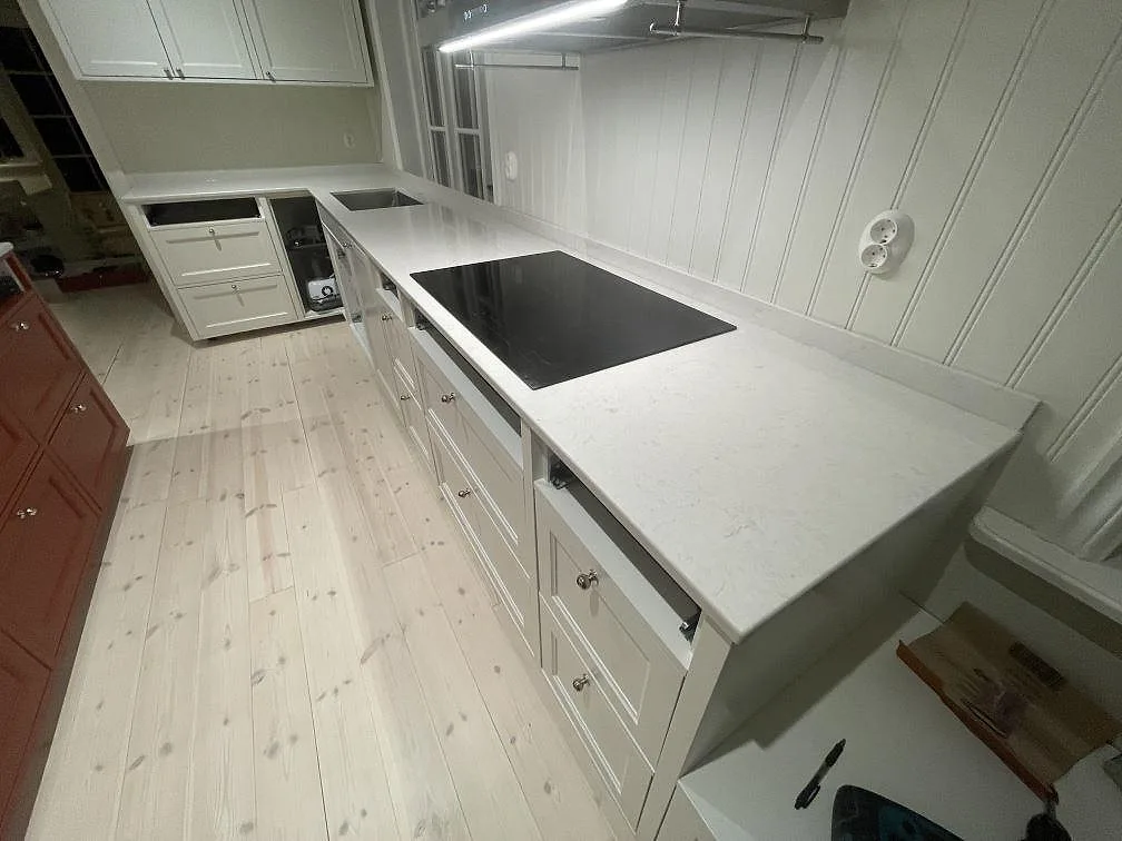 Køkkenbordplade i Silestone Snowy Ibiza, Vallentuna – billede 3