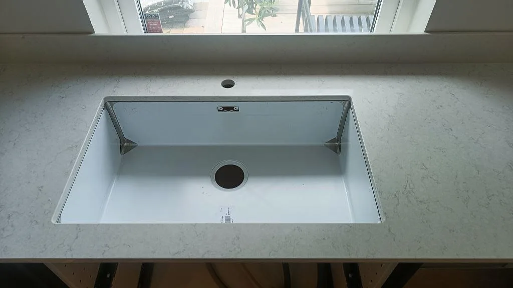 Køkkenbordplade i Silestone Snowy Ibiza, Vellinge – billede 3