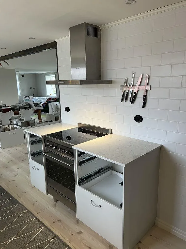 Gennemført projekt: Køkkenbordplade i Silestone White Arabesque, Villands Vånga.