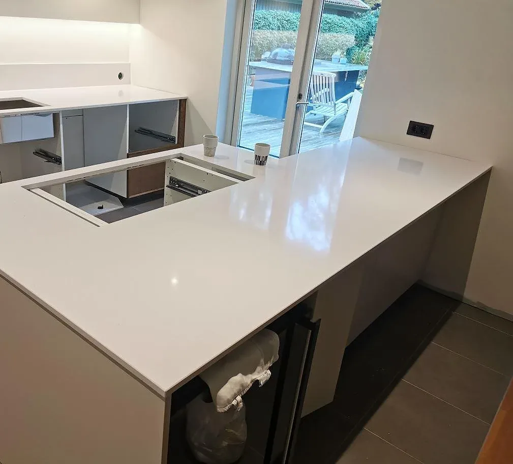 Gennemført projekt: Køkkenbordplade i Silestone White Storm, Höllviken.