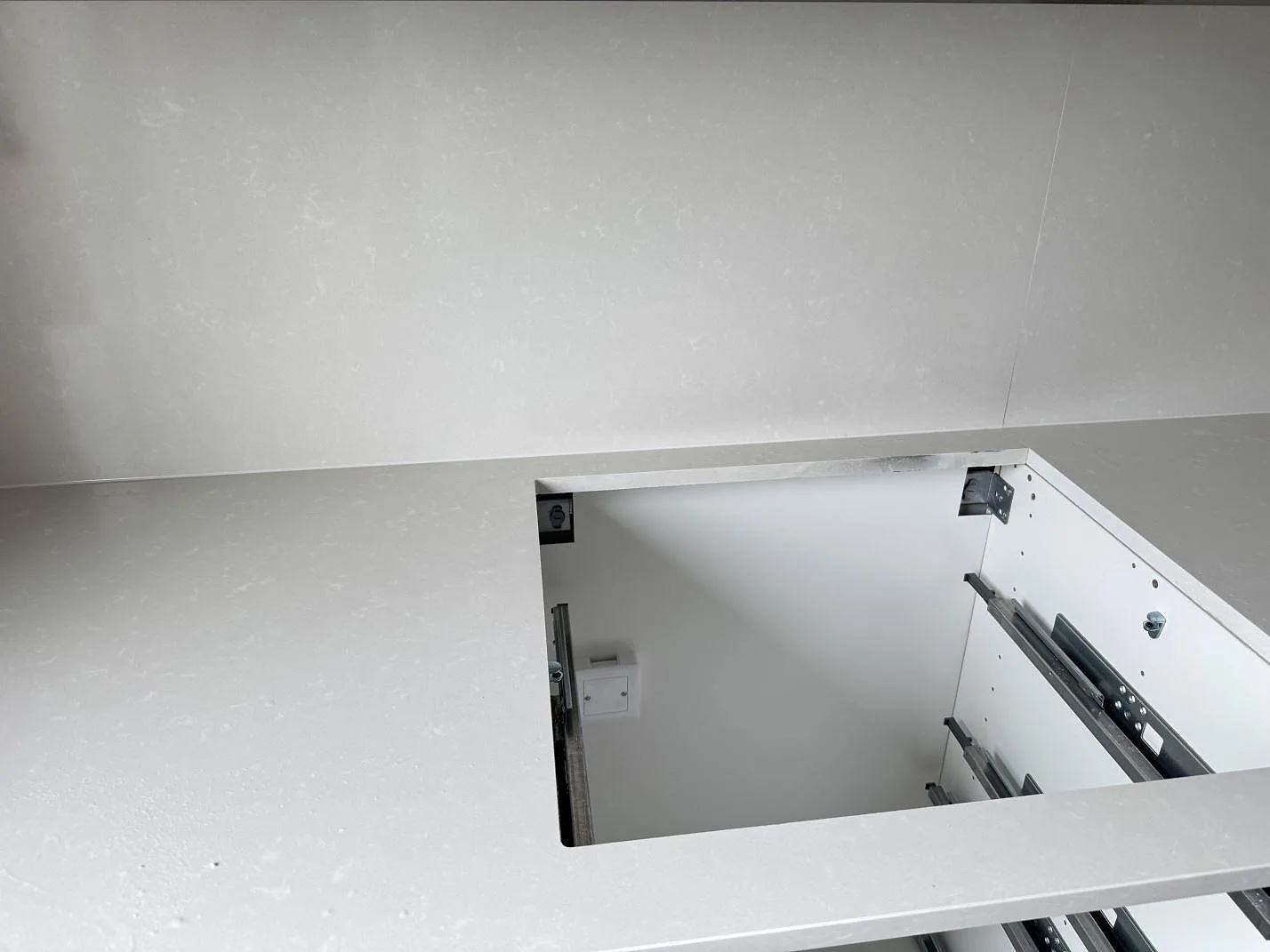 Køkkenbordplade i Silestone Yukon, Råå – billede 6