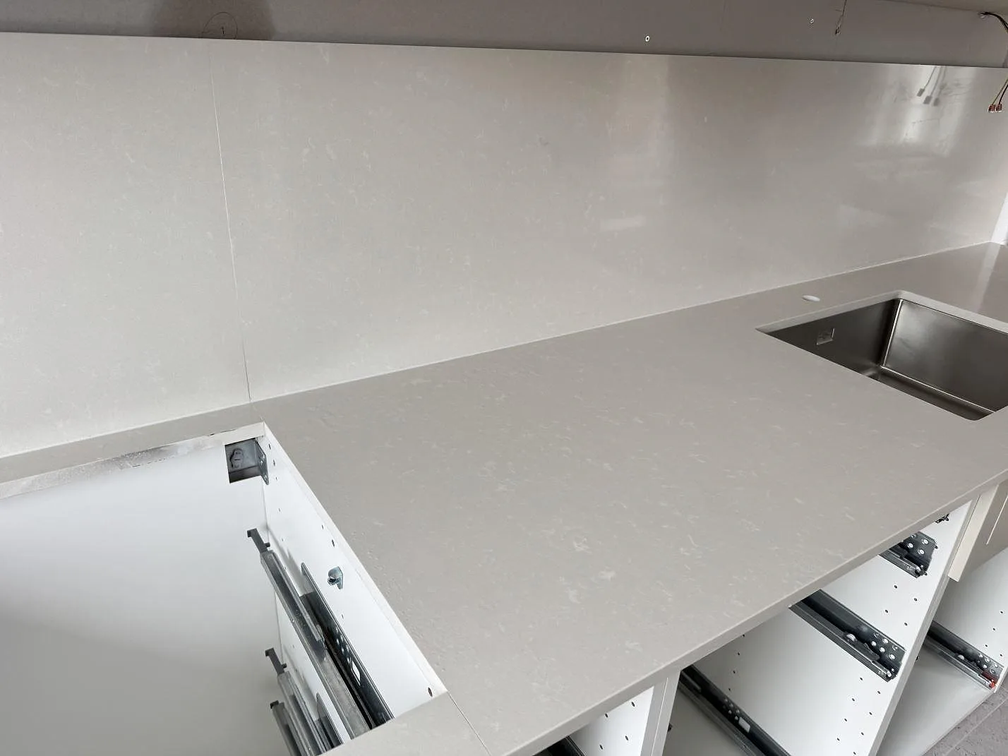 Køkkenbordplade i Silestone Yukon, Råå – billede 2