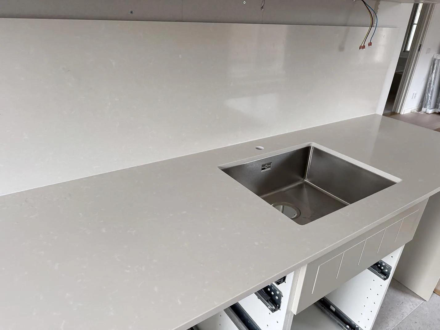 Køkkenbordplade i Silestone Yukon, Råå – billede 3