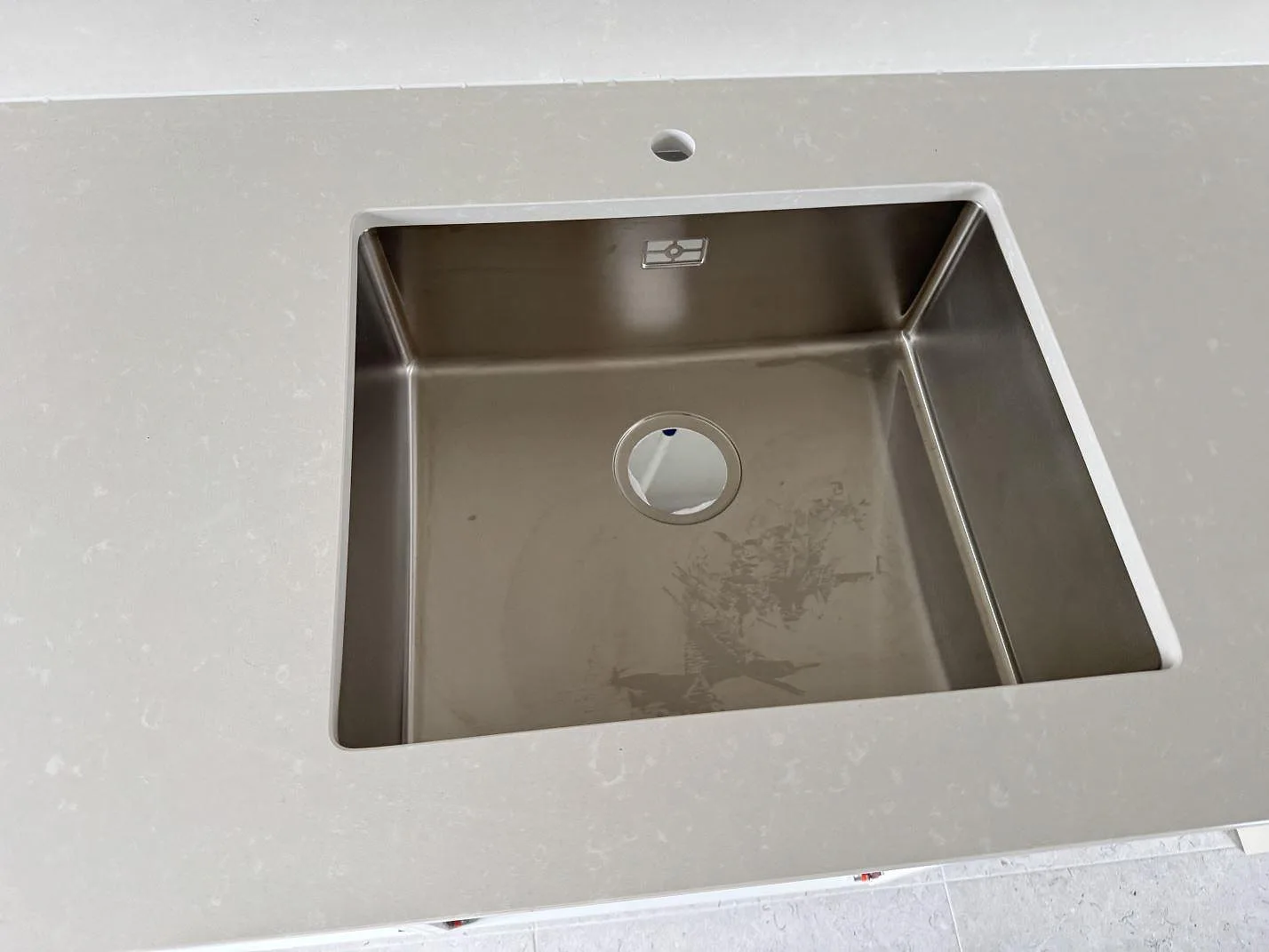 Køkkenbordplade i Silestone Yukon, Råå – billede 4