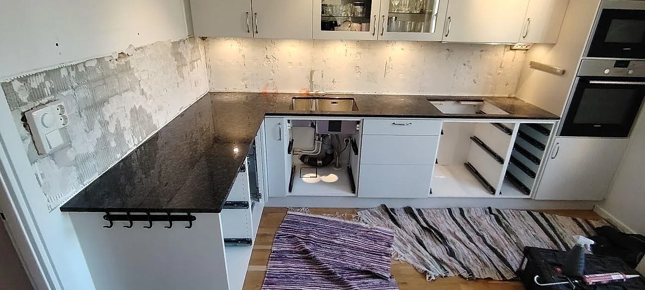 L-formad køkkenbordplade i poleret Steel Grey granit, 20 mm, monteret under pågående köksrenovering i Hägersten.