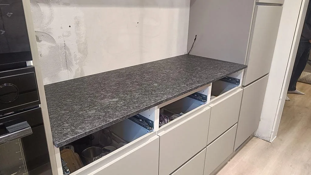 Køkkenbordplade i Steel Grey, Staffanstorp – billede 2