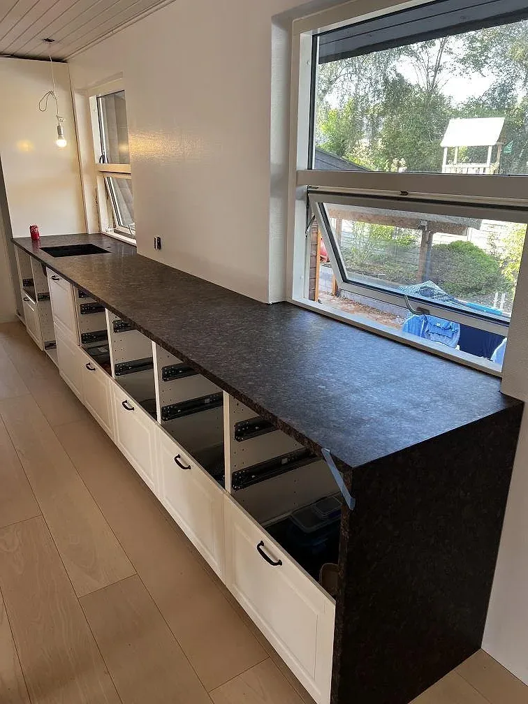 Køkkenbordplade i Tan Brown, Helsinge – billede 2