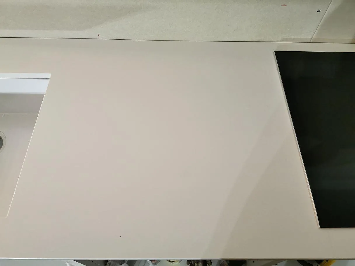 Køkkenbordplade i Technistone Crystal Absolute White, Båstad – billede 3