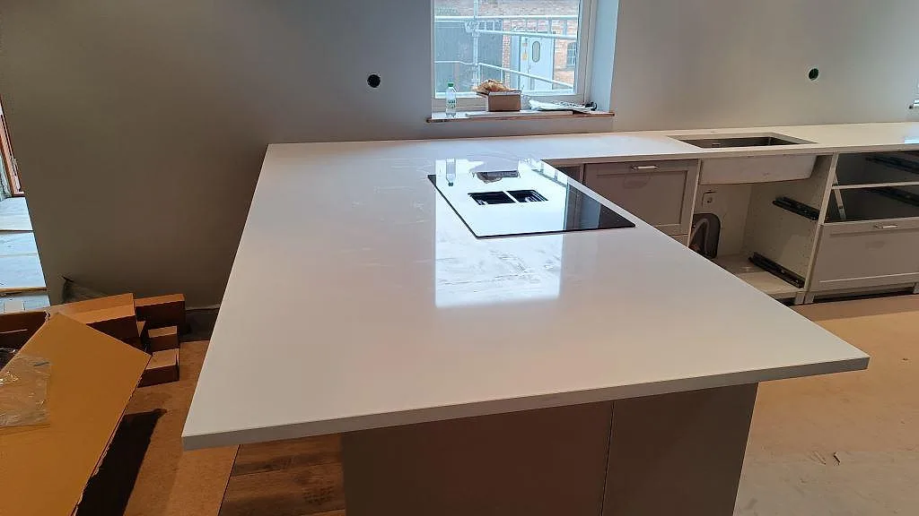 Køkkenbordplade i Technistone Crystal Absolute White, Fjälkinge – billede 2