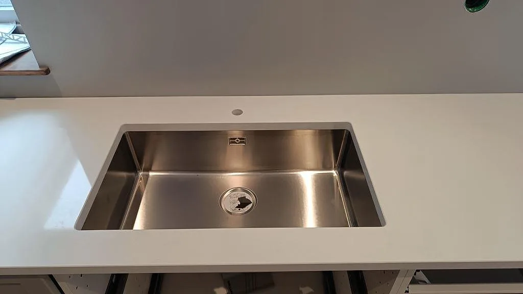 Køkkenbordplade i Technistone Crystal Absolute White, Fjälkinge – billede 5