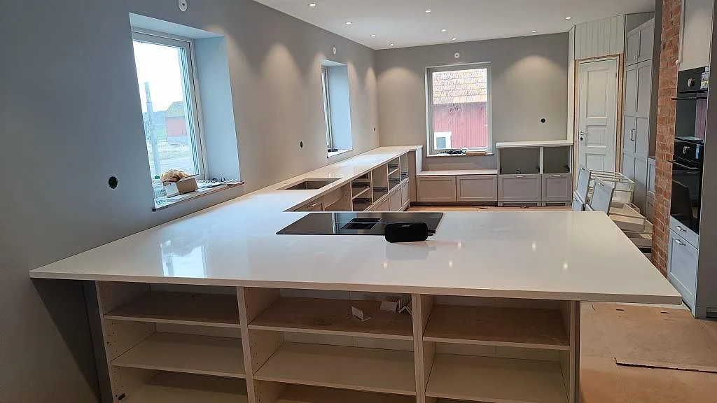 Køkkenbordplade i Technistone Crystal Absolute White, Fjälkinge