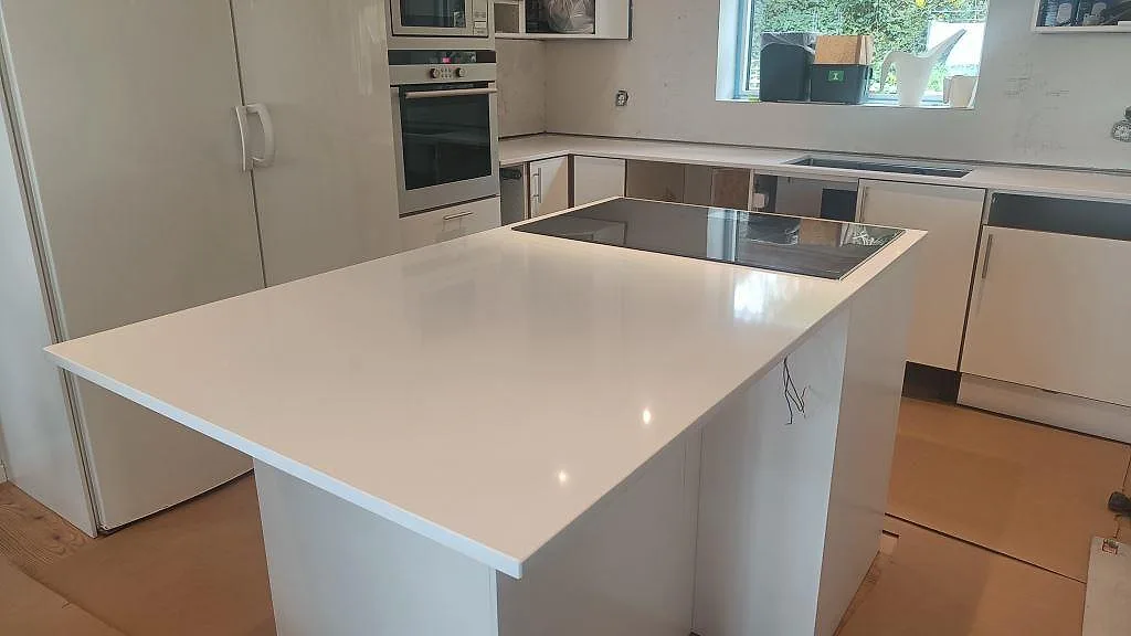 Køkkenbordplade i Technistone Crystal Absolute White, Glumslöv