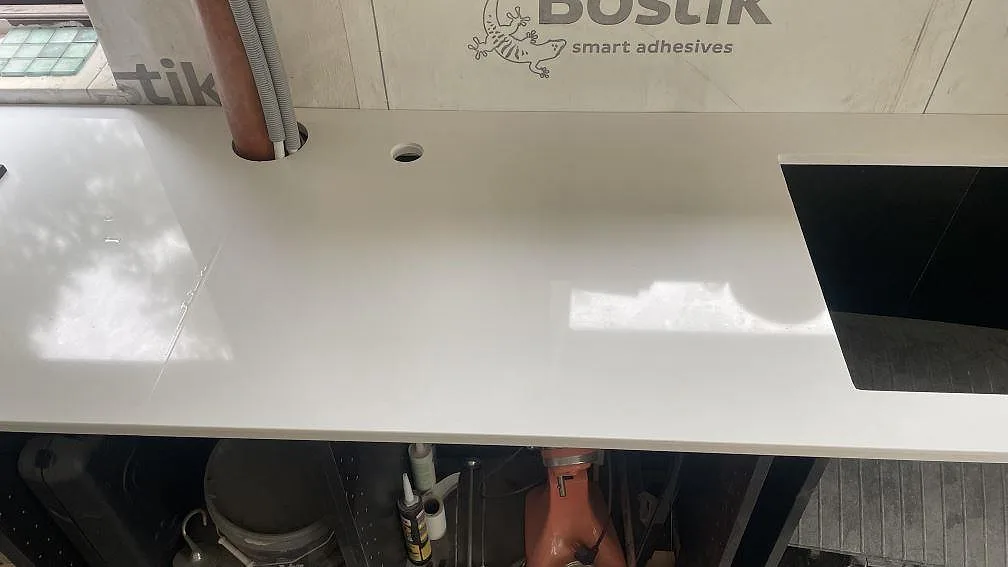 Køkkenbordplade i Technistone Crystal Absolute White, Härryda – billede 5
