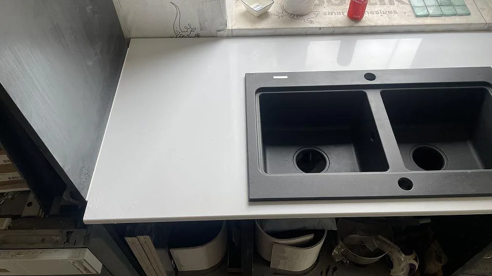 Køkkenbordplade i Technistone Crystal Absolute White, Härryda – billede 3