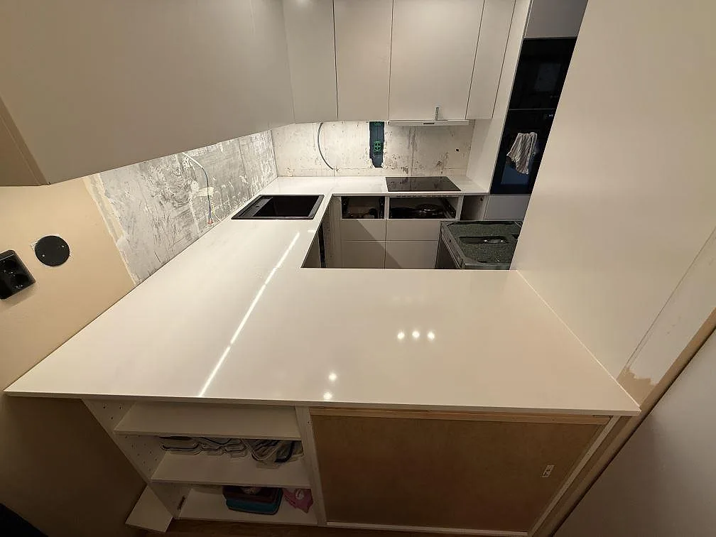 Køkkenbordplade i Technistone Crystal Absolute White, Kungsängen – billede 2