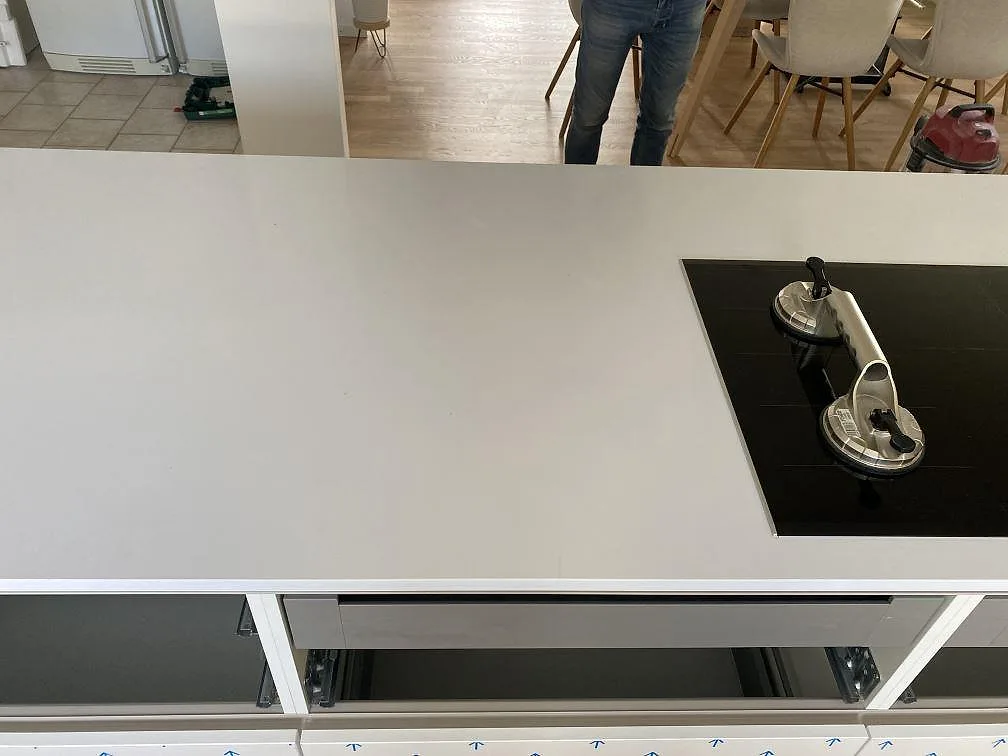 Køkkenbordplade i Technistone Crystal Absolute White, Löddeköpinge – billede 6