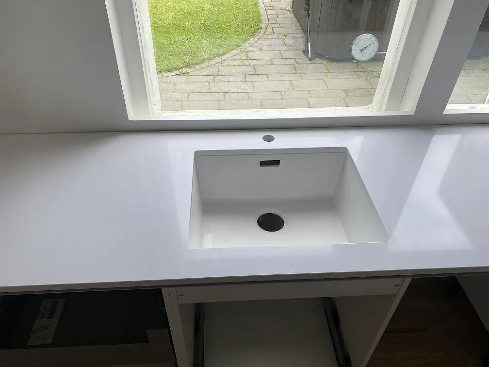 Køkkenbordplade i Technistone Crystal Absolute White, Löddeköpinge – billede 4