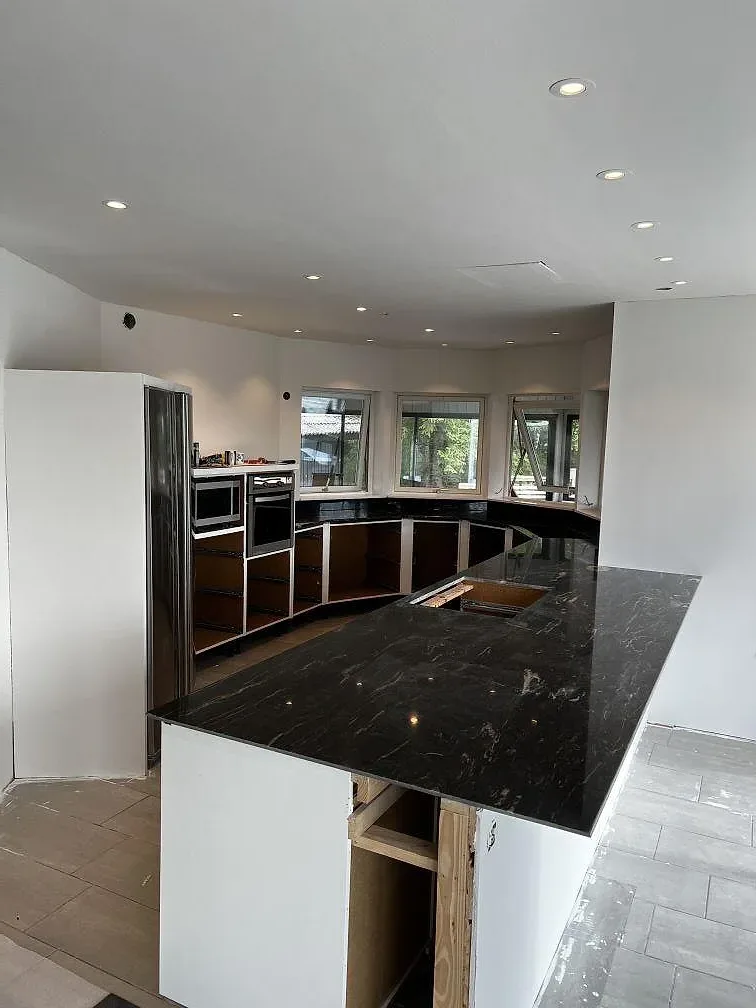 Køkkenbordplade i Technistone Crystal Absolute White, Uddevalla