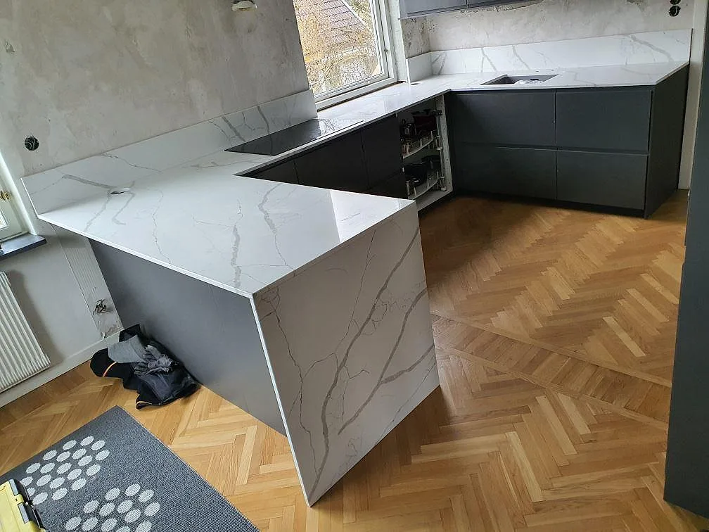 Køkkenbordplade i Technistone Crystal Calacatta Silva, Älvsjö – billede 2
