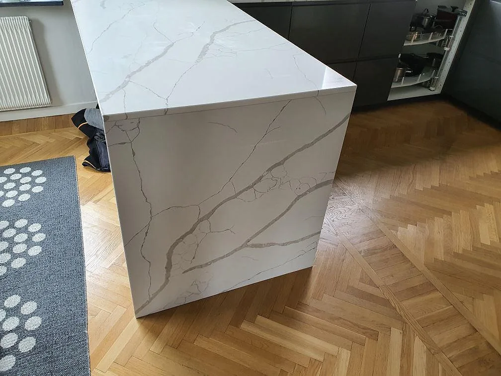 Køkkenbordplade i Technistone Crystal Calacatta Silva, Älvsjö – billede 3