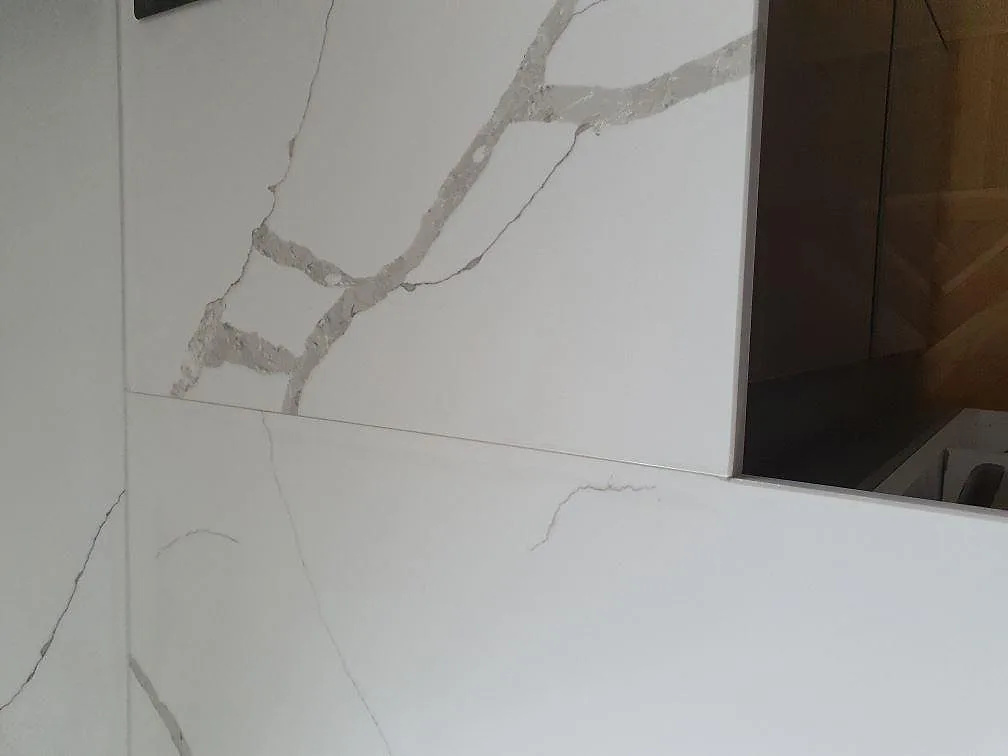 Køkkenbordplade i Technistone Crystal Calacatta Silva, Älvsjö – billede 4