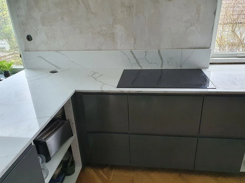 Køkkenbordplade i Technistone Crystal Calacatta Silva, Älvsjö – billede 5