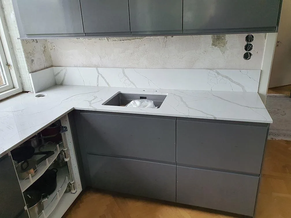Køkkenbordplade i Technistone Crystal Calacatta Silva, Älvsjö – billede 6