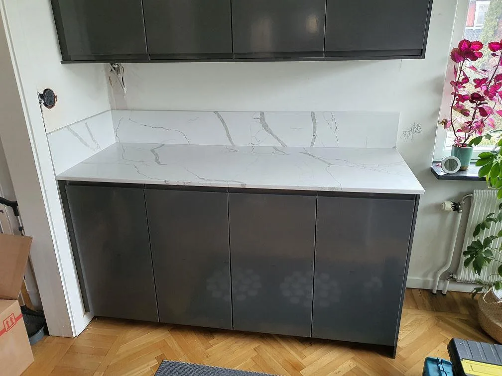 Køkkenbordplade i Technistone Crystal Calacatta Silva, Älvsjö