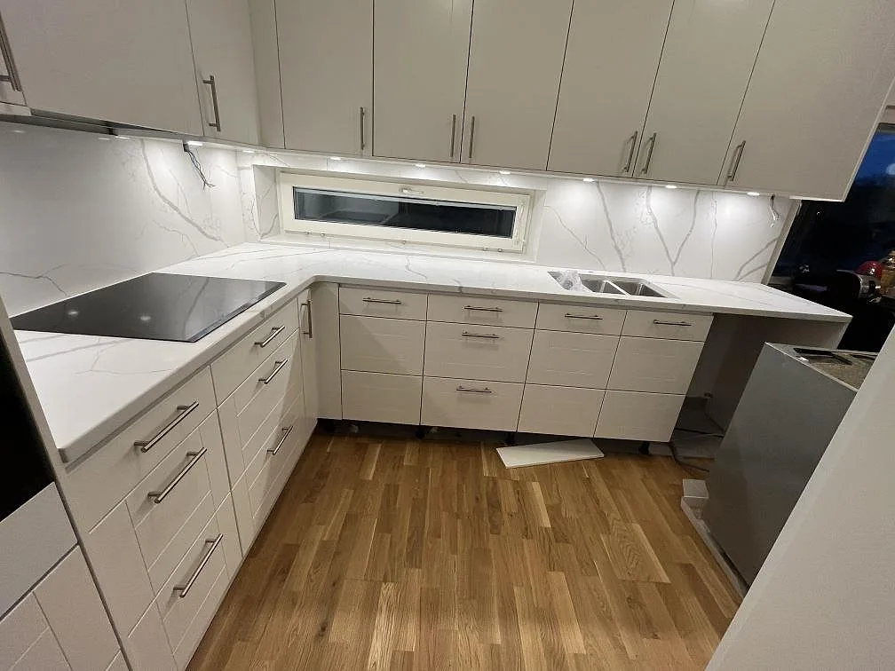 Køkkenbordplade i Technistone Crystal Calacatta Silva, Kungsholmen, Stockholm